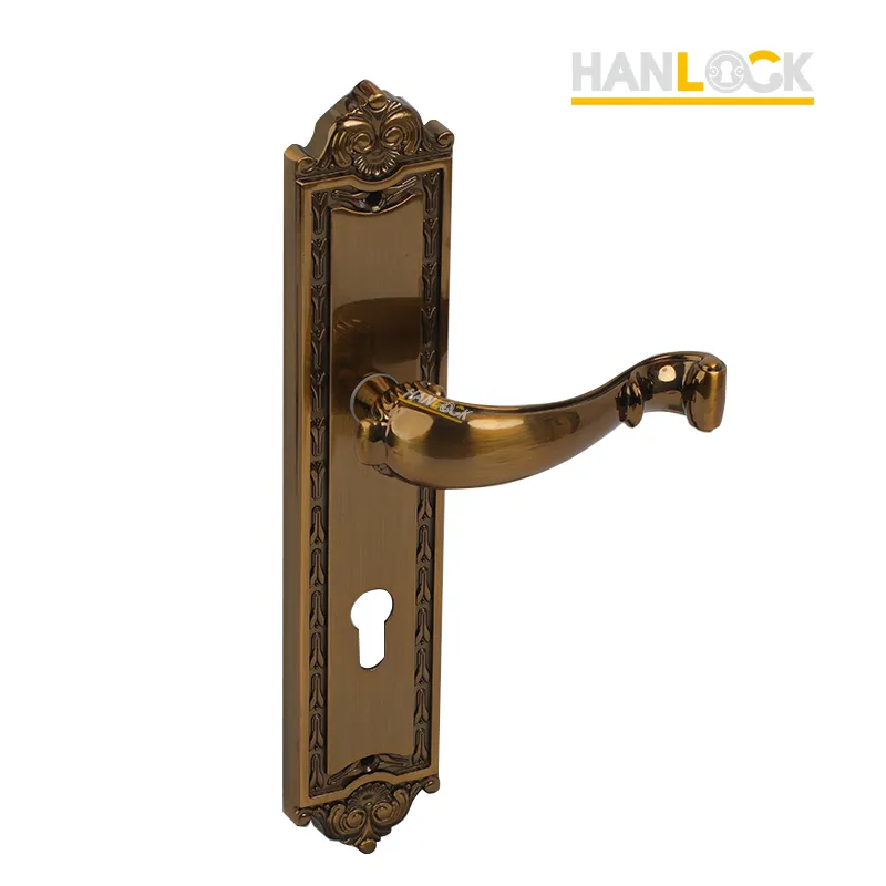 ゴールドカラーのヴィラ構造、装飾金具、プレート付き模様入りドアハンドル